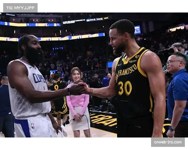 勇士库里超越哈登，创本赛季8次单场5+三分联盟纪录